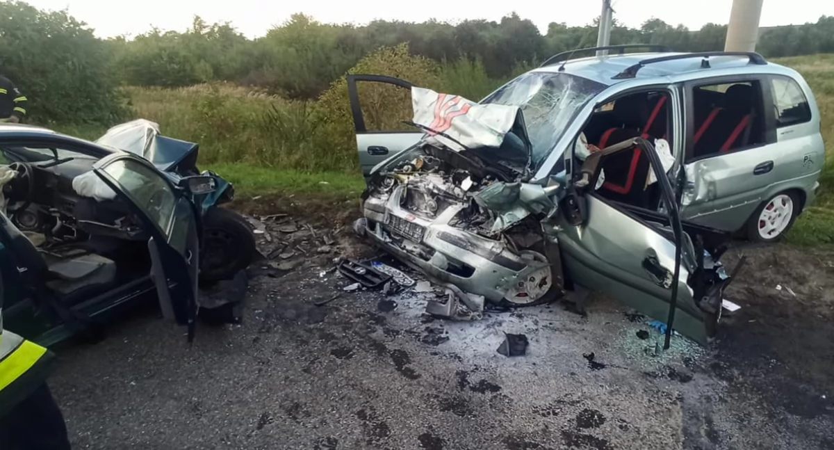 Wypadek na DW177. Nie żyją dwie osoby [ZDJĘCIA]