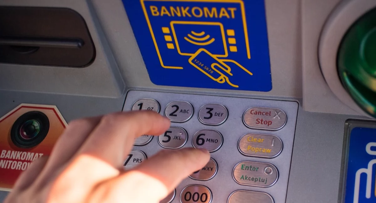 Pilscy policjanci na tropie oszustów działających metodą „na BLIKa”. Wpadł 18-latek
