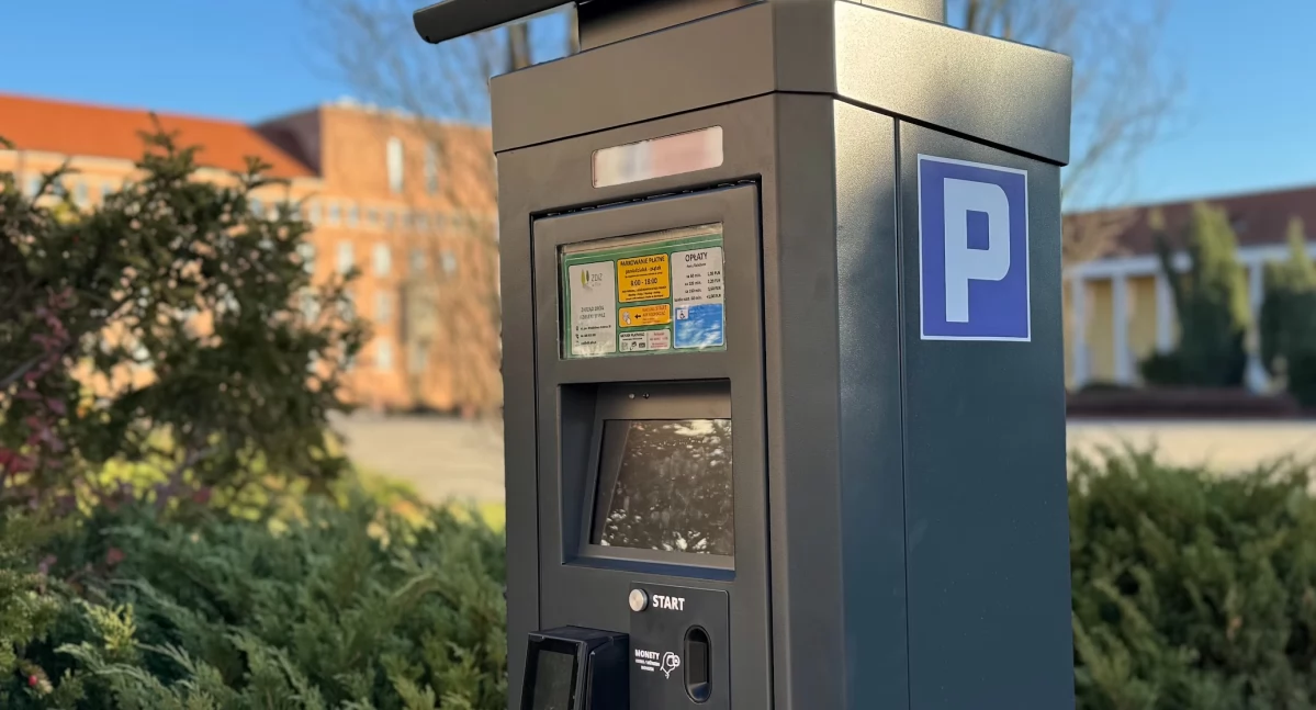Za parkowanie w Pile zapłacimy więcej. Radnych podzieliło bezpłatne parkowanie dla „elektryków” [VIDEO]