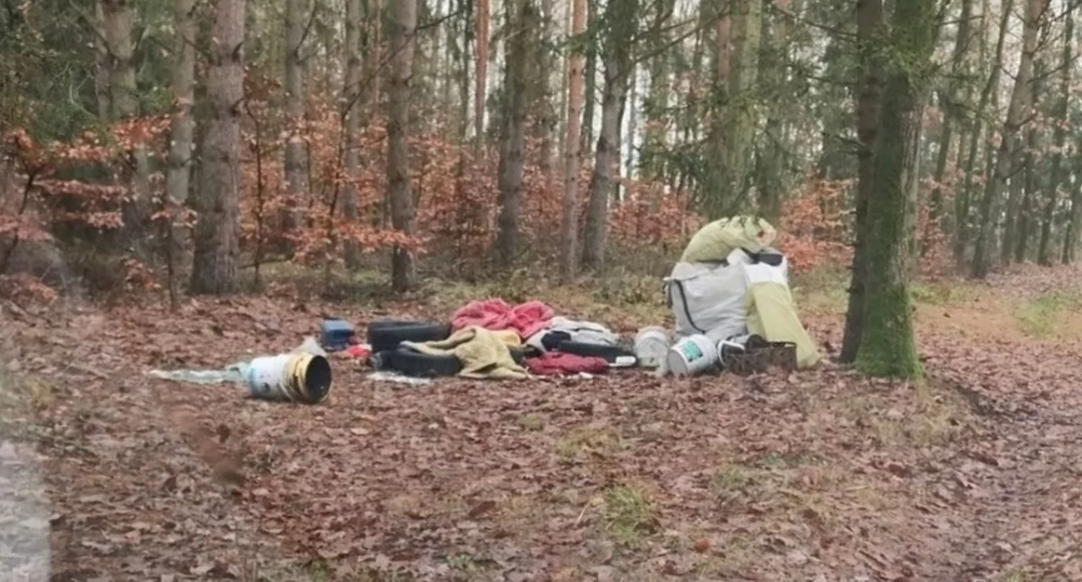 Policjanci namierzyli 30-latka, którzy wyrzucił śmieci w lesie [SONDA]