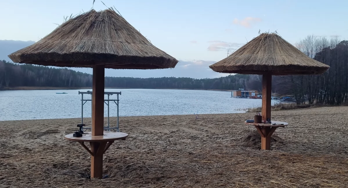 Odrobina cienia na plaży. Na Płotkach pojawiły się stoliki z „parasolami” [ZDJĘCIA]
