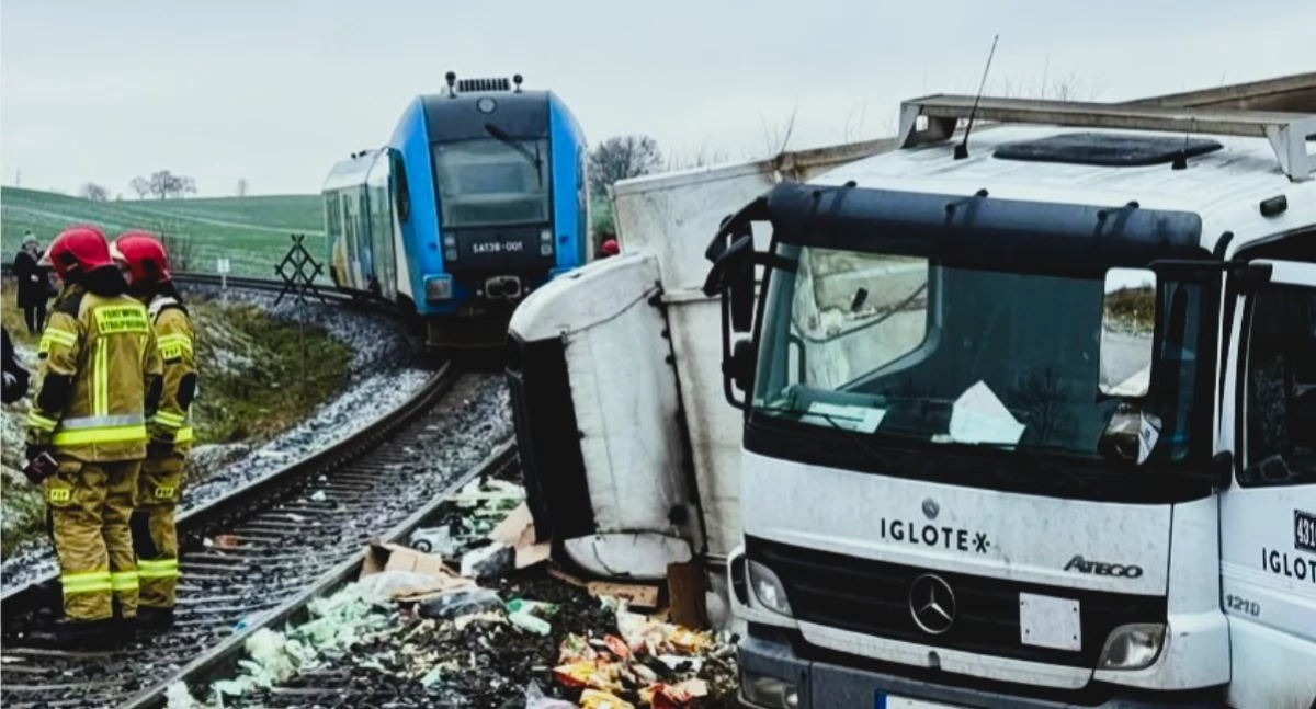 Pod Piłą ciężarówka zderzyła się z pociągiem. Kierowca zachował się zgodnie z przepisami?