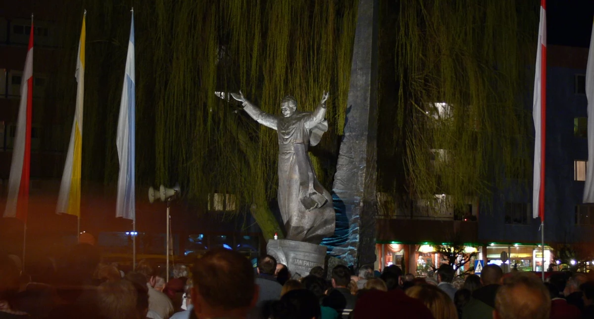 20. rocznica śmierci Jana Pawła II. W Pile Msza Święta i czuwanie na placu Zwycięstwa