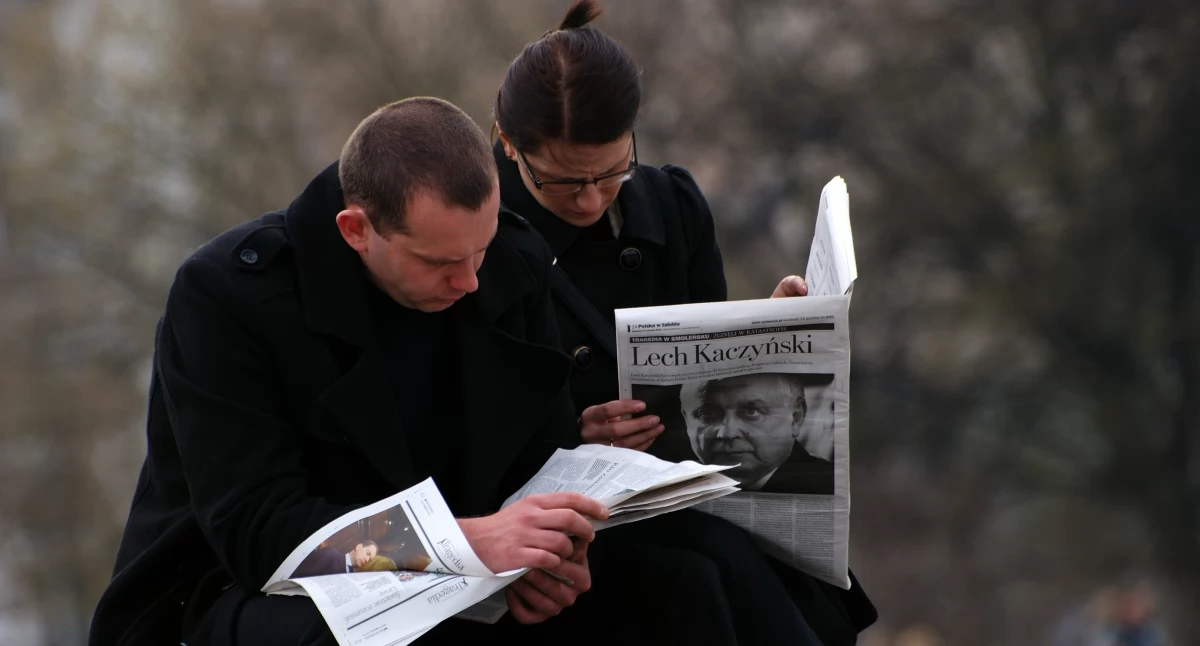 15 lat temu doszło do katastrofy smoleńskiej. Tak wyglądała wtedy Polska w żałobie [ZDJĘCIA]