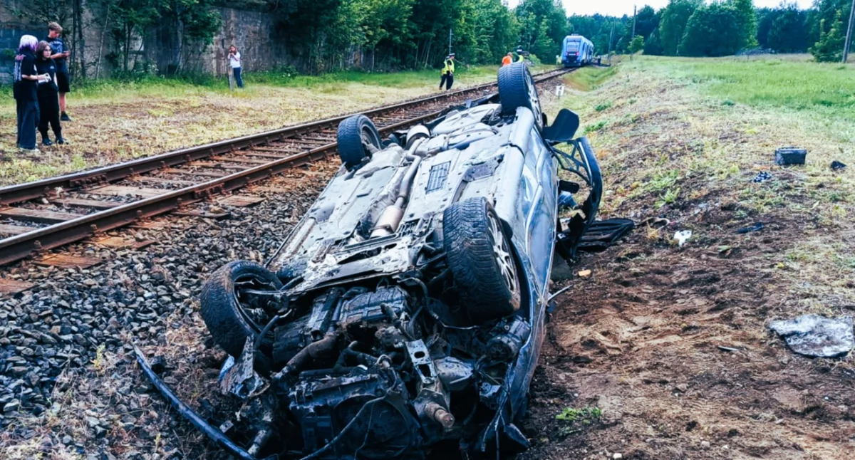 Wjechał prosto pod szynobus. O krok od tragedii na przejeździe w Cyku