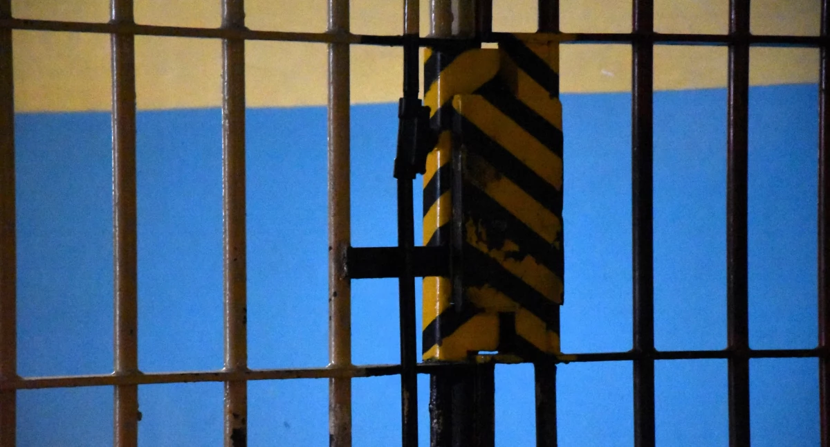 Zaatakował policjanta szpadlem. Zadał cios w głowę