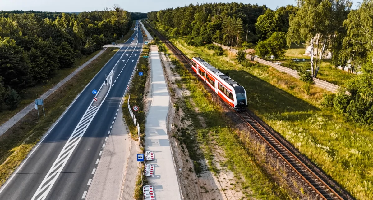 Trwa budowa ścieżki rowerowej przy DW 196