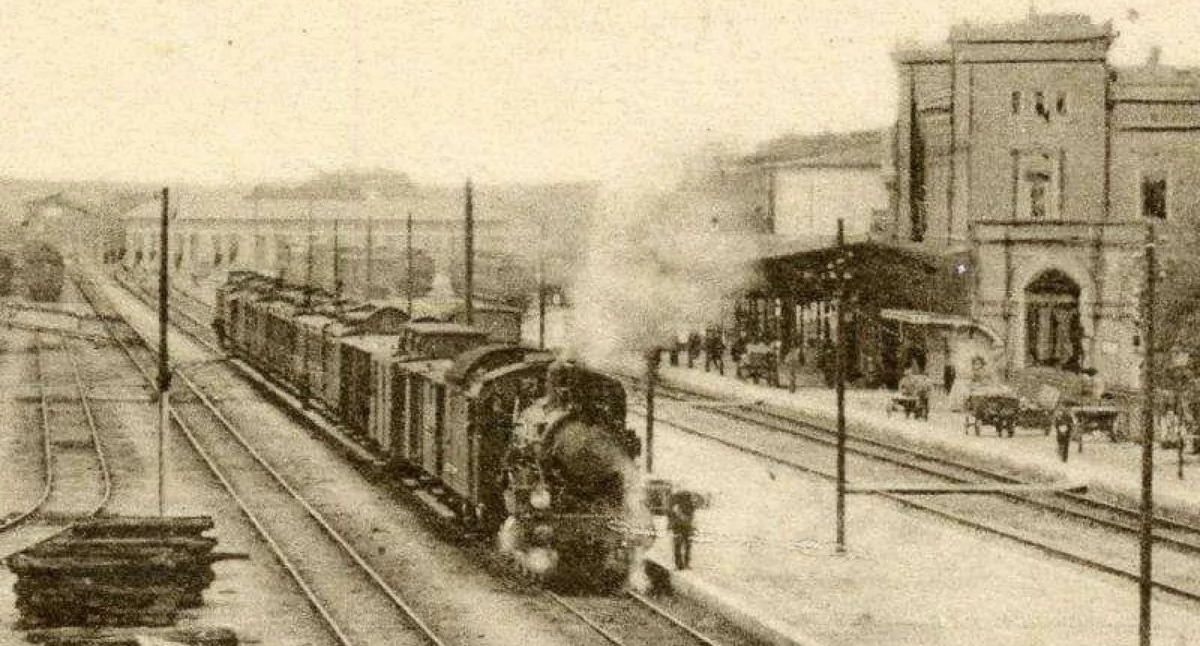 Poznaj historię miejsca, które zmieniło miasto. Historyczny spacer po pilskim dworcu 