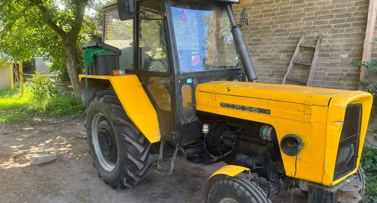Kompletnie pijany kierowca ciągnika staranował ogrodzenie. Miał ponad trzy promile