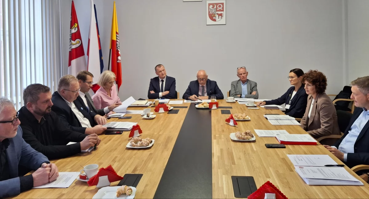 O kulturze, autobusach, drogach i szpitalach. Powiatowy szczyt w Czarnkowie