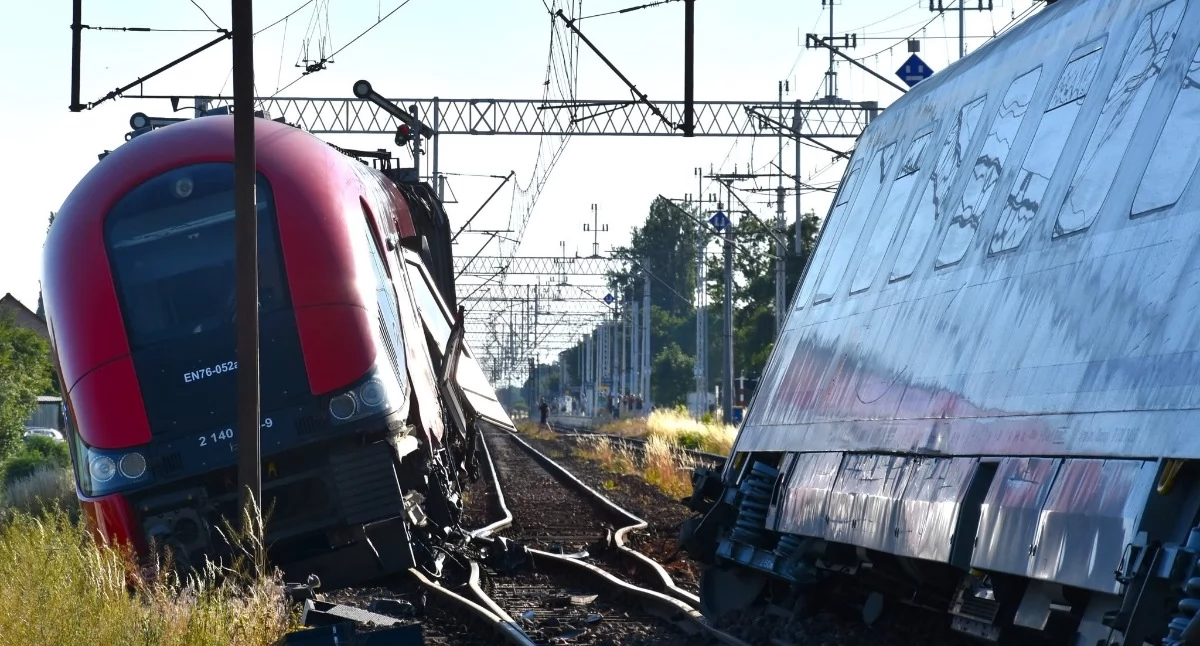 W Białośliwiu zderzyły się pociągi. Są ranni, ruch kolejowy wstrzymany [ZDJĘCIA]
