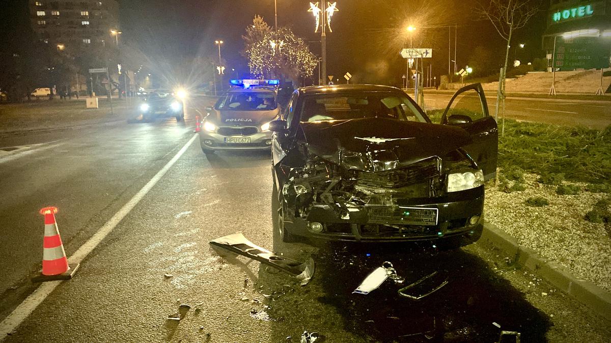 Jedna kolizja, dwóch zatrzymanych i 14 zarzutów