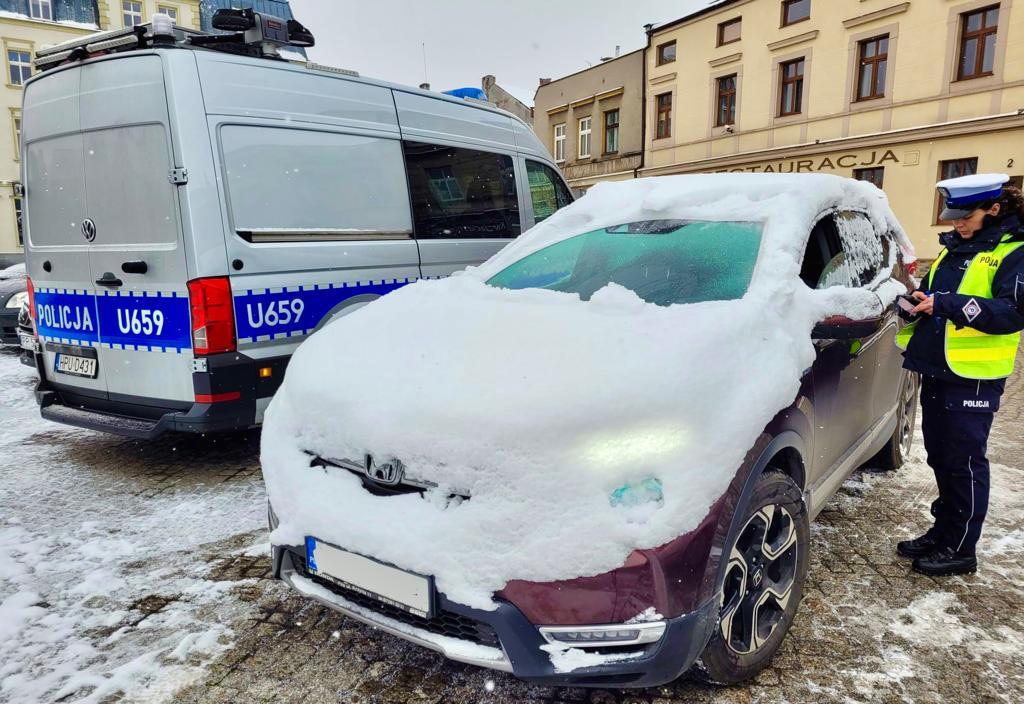 Samochód jak bałwan. Kierowca tłumaczył się drogówce