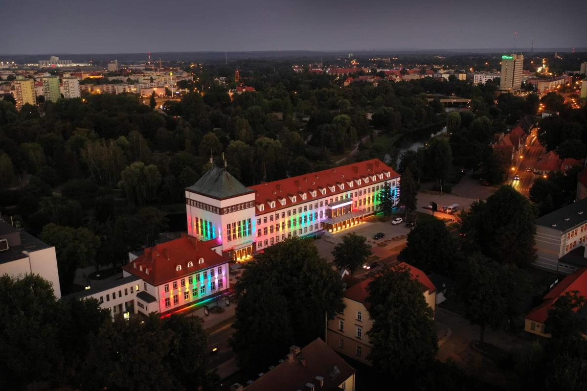 Starostwo w kolorach tęczy na znak solidarności ze społecznością LGBT+