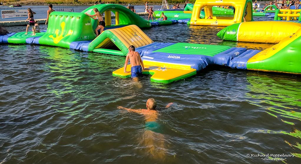 Na kąpielisku jak w aquaparku. Wodny tor przeszkód na Płotkach