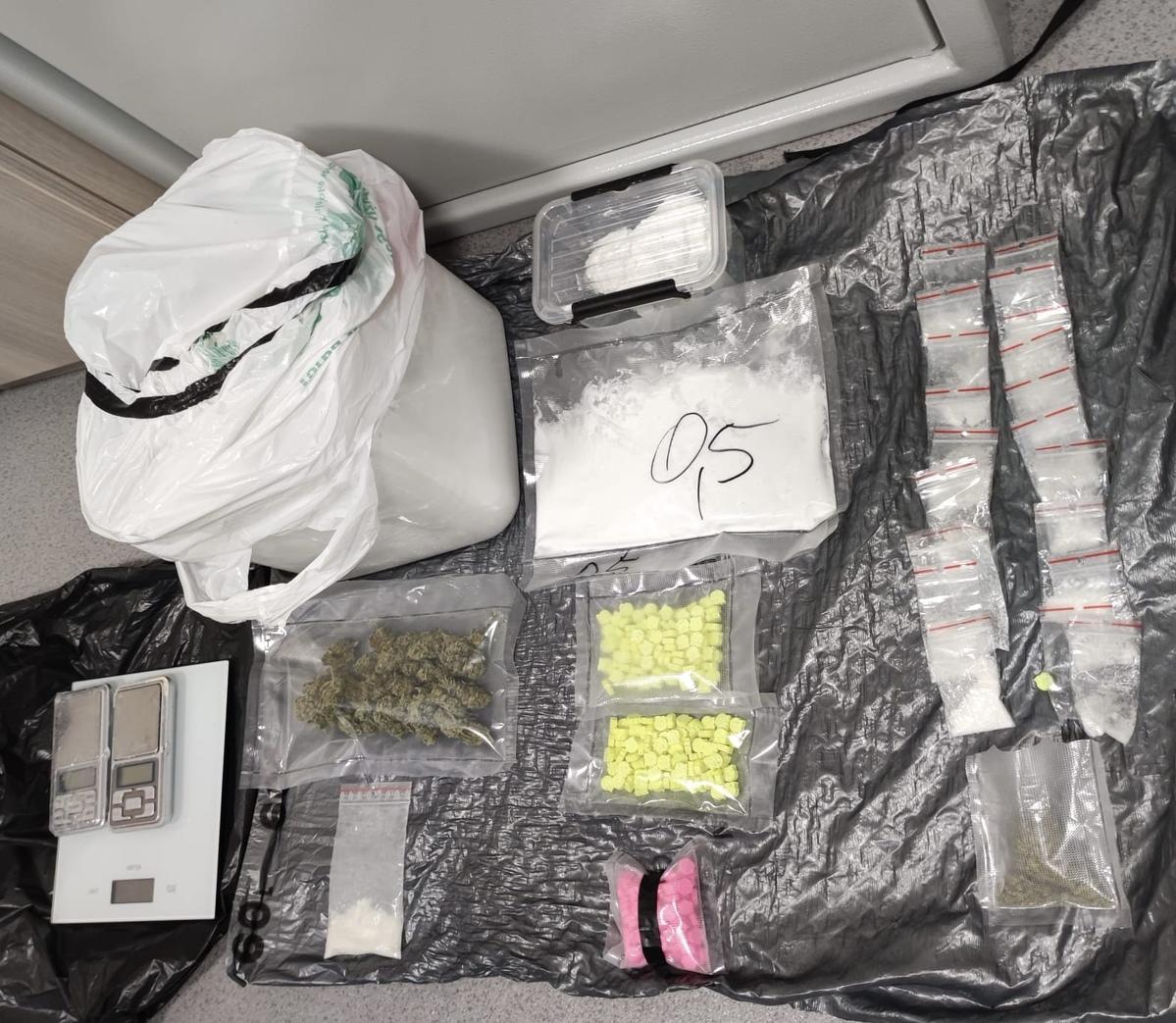 19 podejrzanych i ponad 6,5 kilograma amfetaminy. Zaczęło się od ucieczki