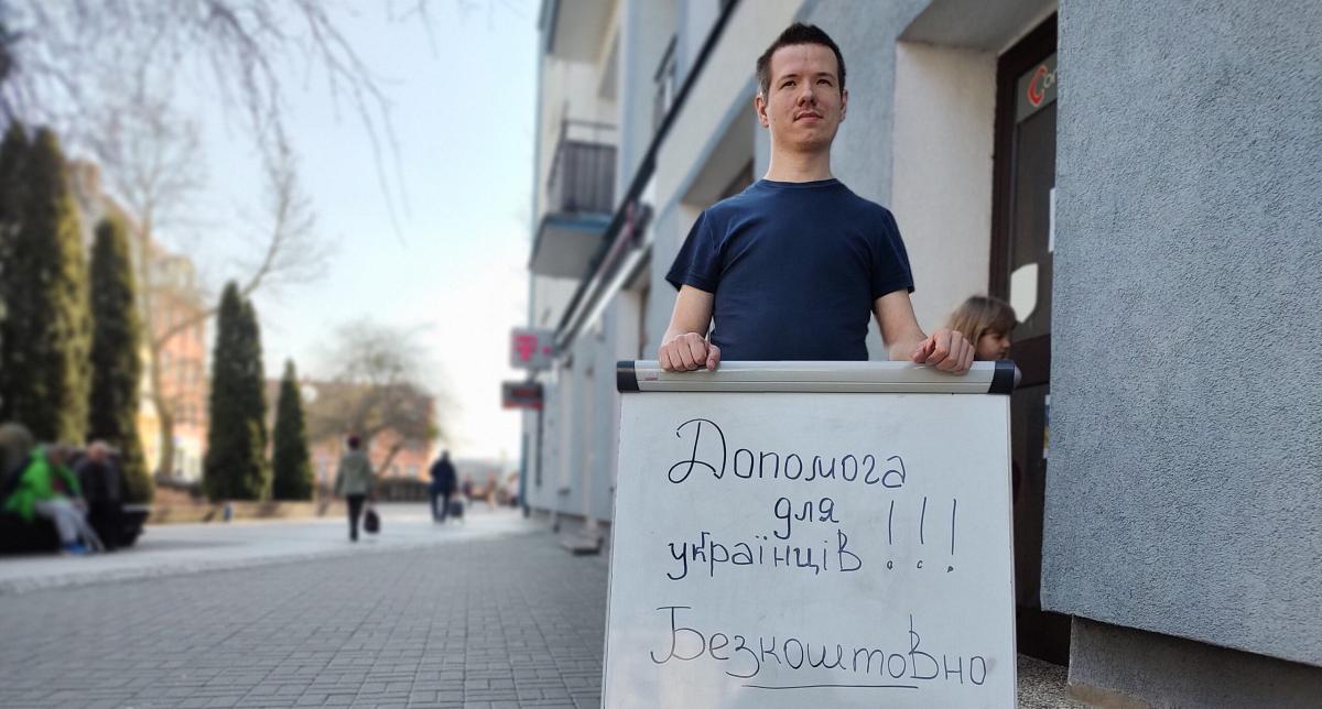 Półki pełne dobra na Śródmiejskiej 11. Darmowy sklep dla Ukraińców  -  Безкошто магазину одягу