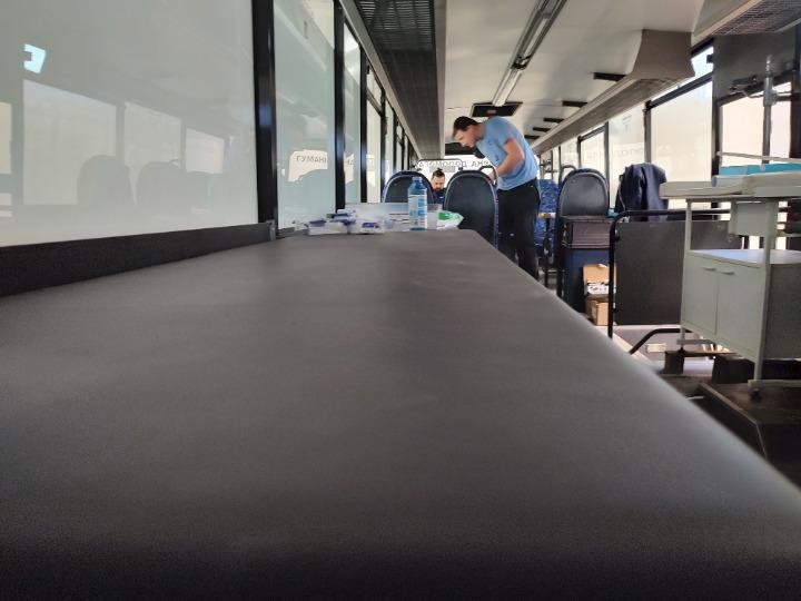 Tak autobus zamienia się w ambulans. Pojedzie ratować ukraińskie kobiety i dzieci na granicy