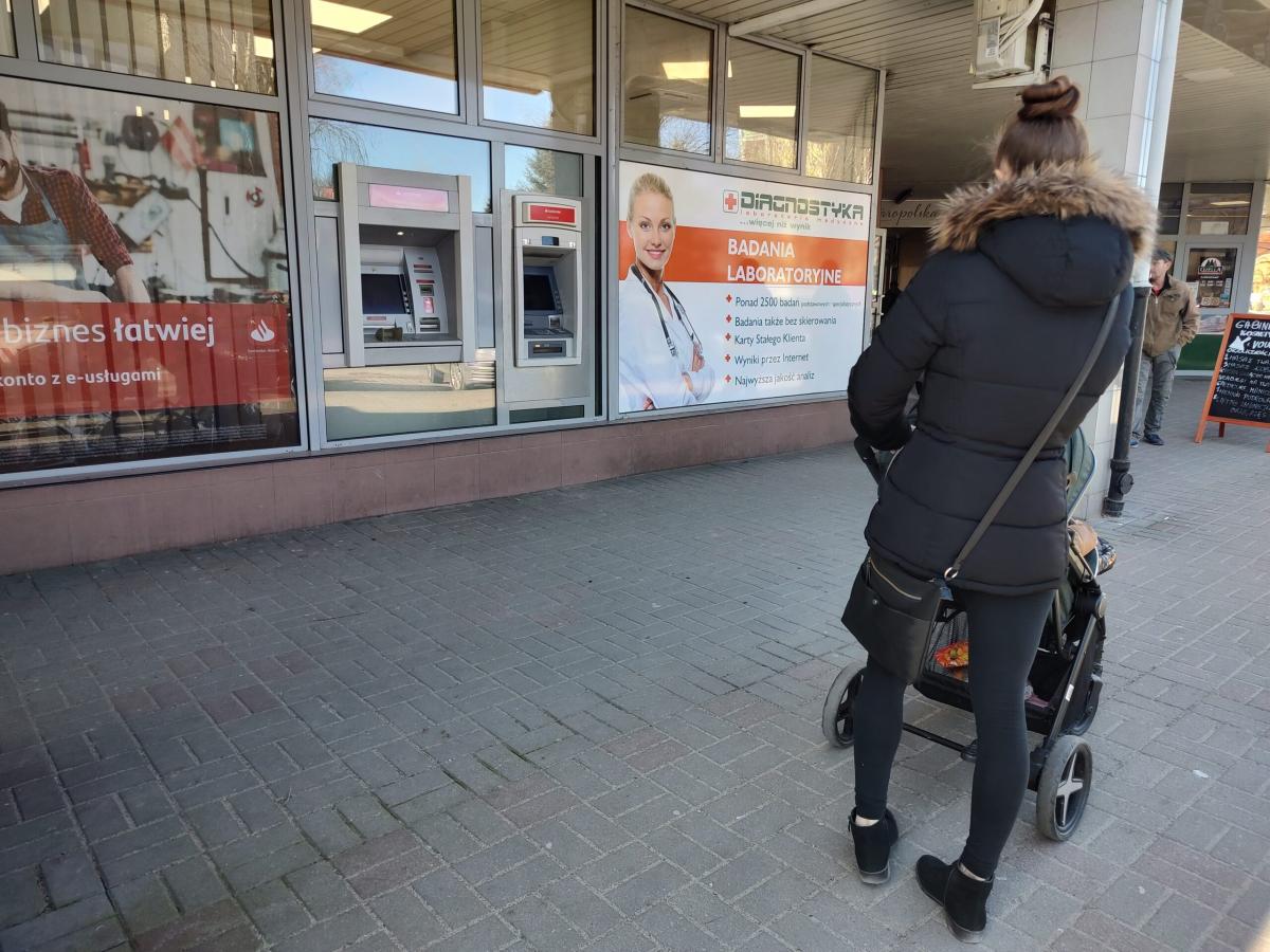 Puste bankomaty w całej Pile. Kolejki w bankach