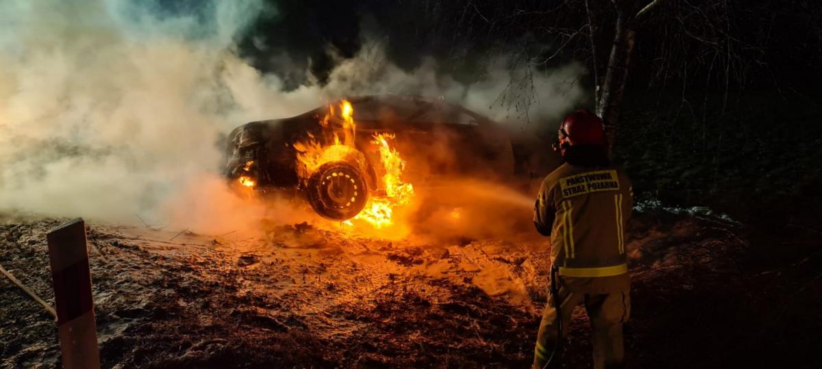 Nocne zdarzenie na drodze Czarnków - Kuźnica Czarnkowska. BMW w ogniu