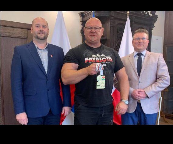 Peksa mistrzem świata w wyciskaniu