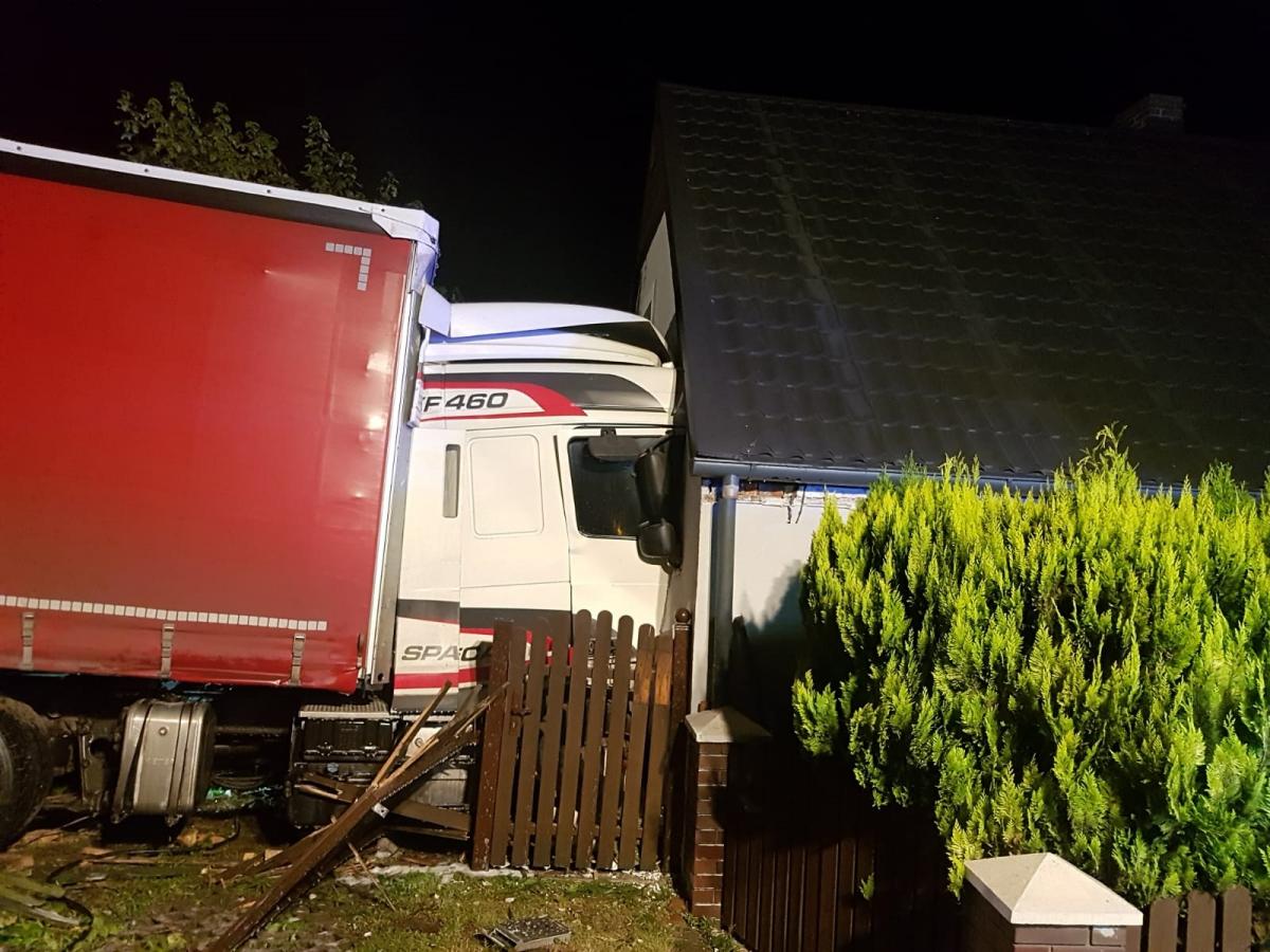 Pod Lubaszem: TIR wjechał w szczyt domu