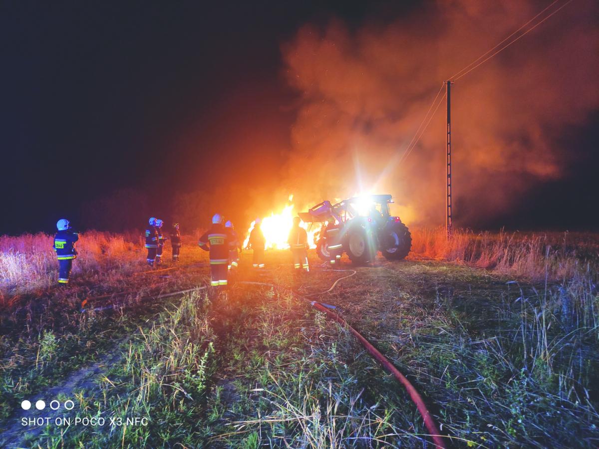 Stóg siana, kombajn i stajnia w ogniu
