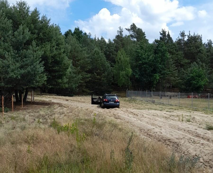 Rozbił auto na parkingu i uciekł