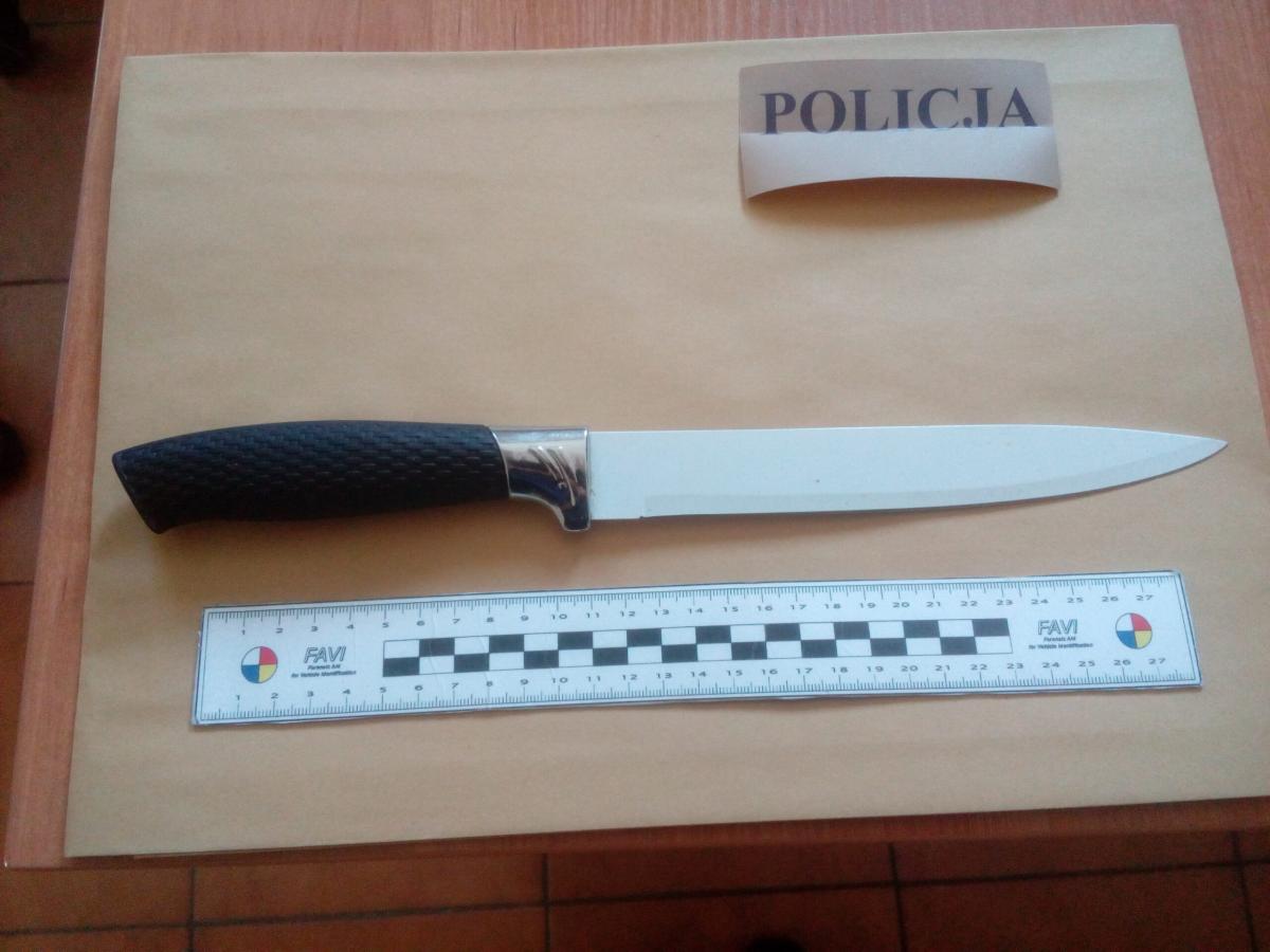 Z kuchennym nożem na policjantów. Areszt dla 39-latka z gminy Czarnków