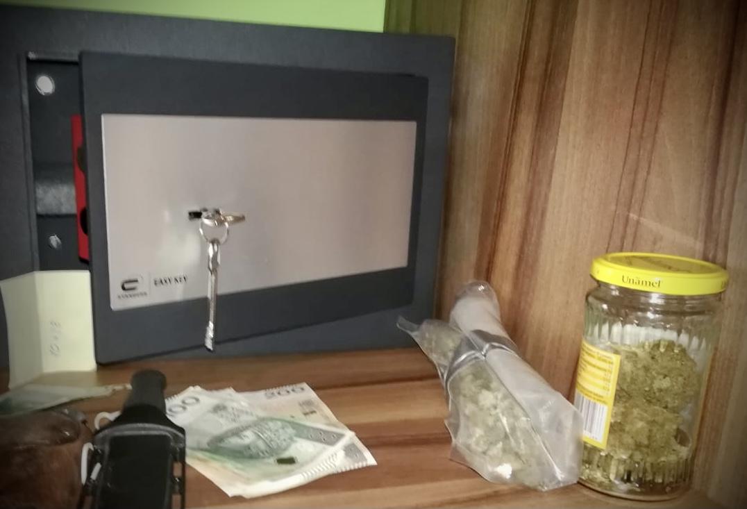 Ukryli narkotyki w sejfie i w skrytce, w nóżce od komody