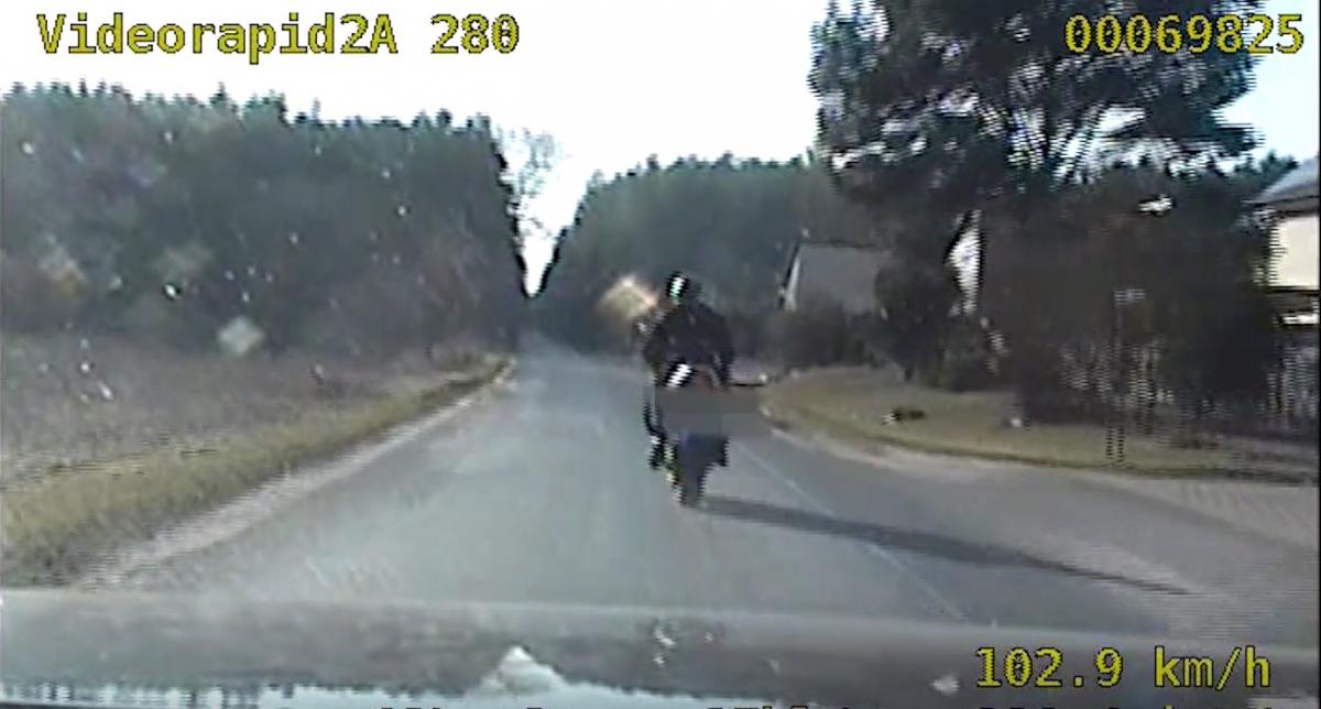 Uciekał motocyklem przed drogówką. Przewrócił się na skrzyżowaniu