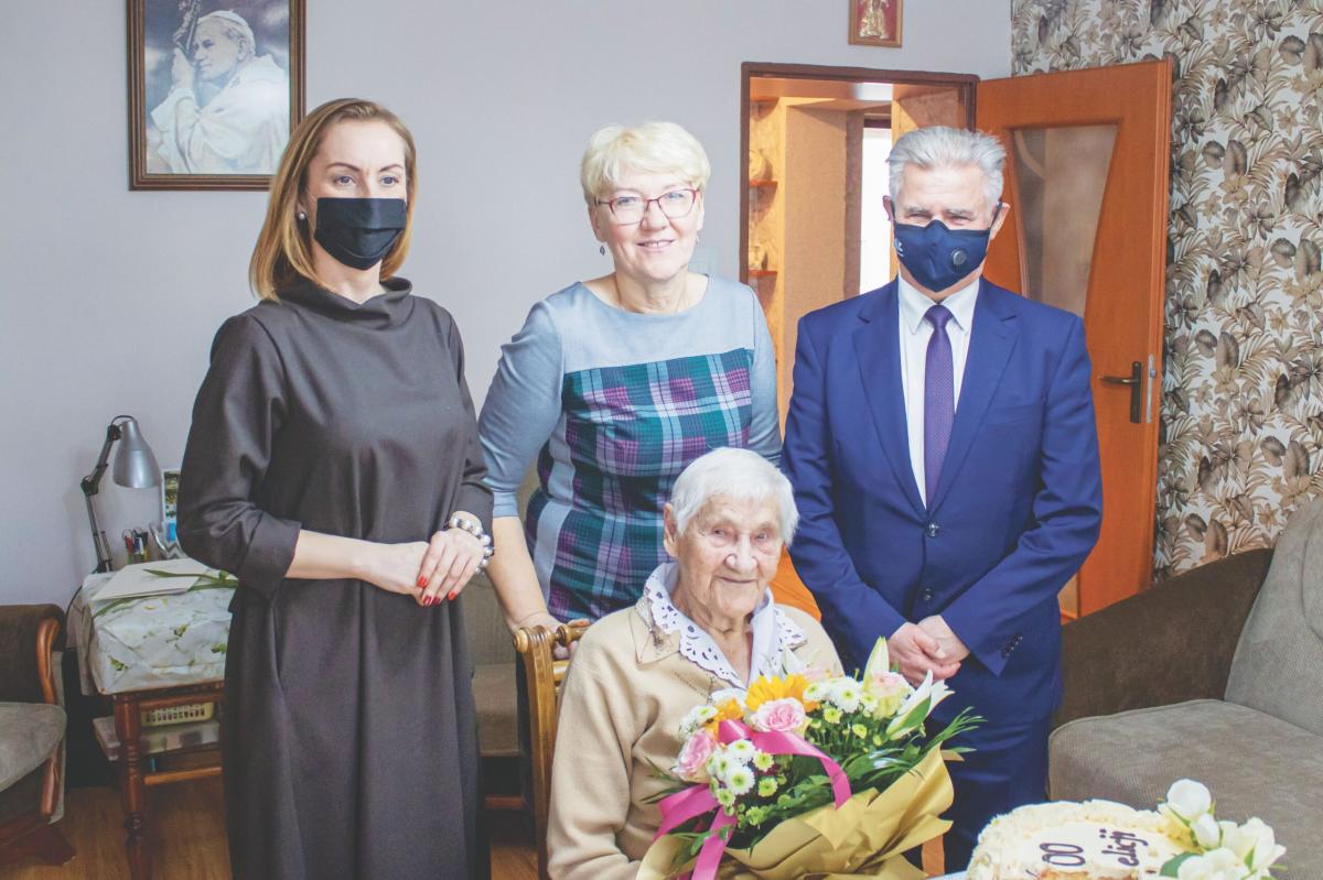Pani Felicja ma 100 lat. Jest pełna wigoru. Czyta gazety, śpiewa i recytuje...