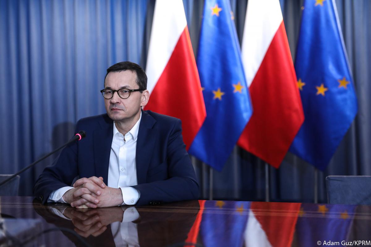Kolejne kroki w walce z koronawirusem – w sklepie mniej osób, ograniczenia w poruszaniu nieletnich, a parki, plaże i bulwary zamknięte