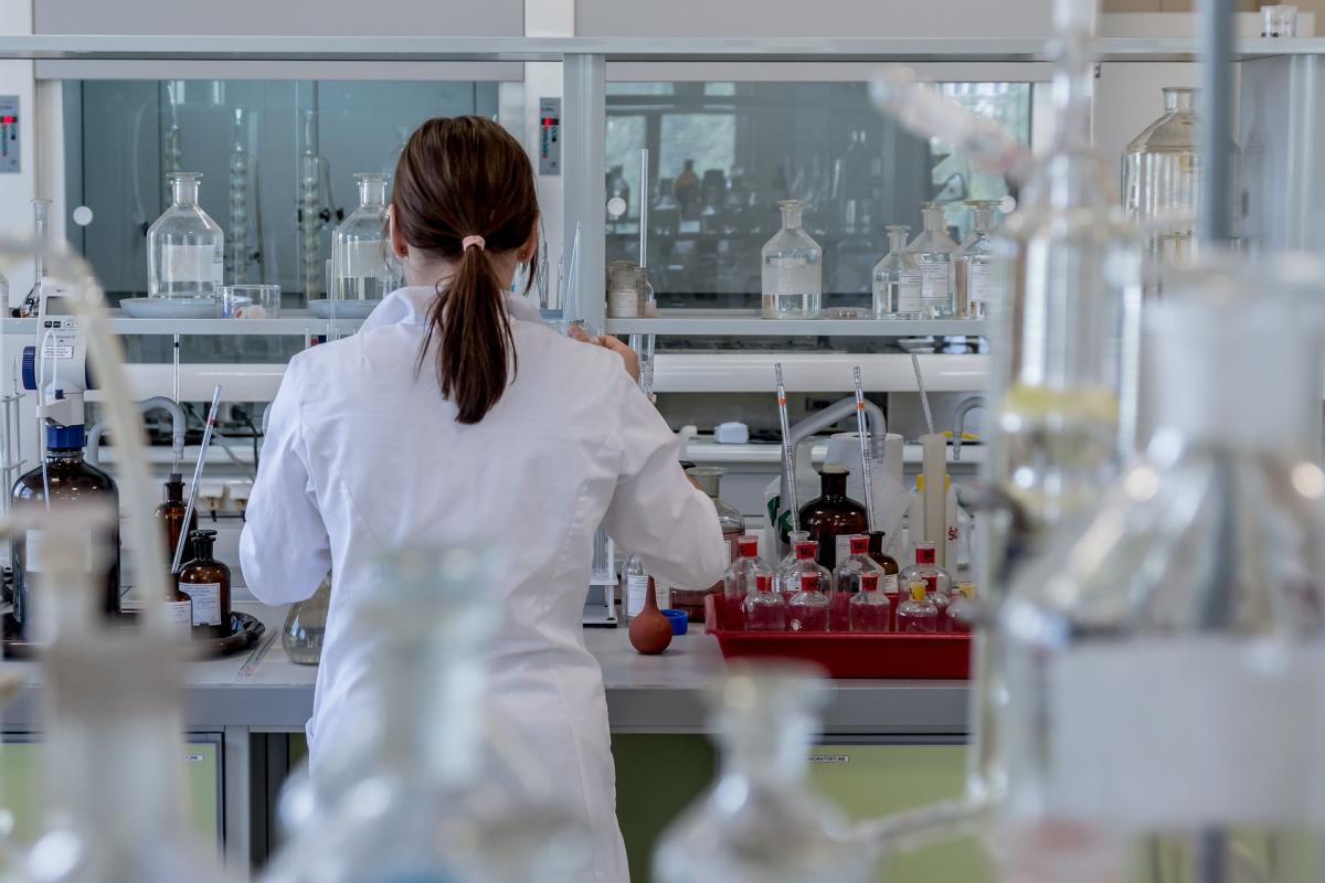 Polscy chemicy pokazali, jak tanio zsyntetyzować lek stosowany w COVID-19