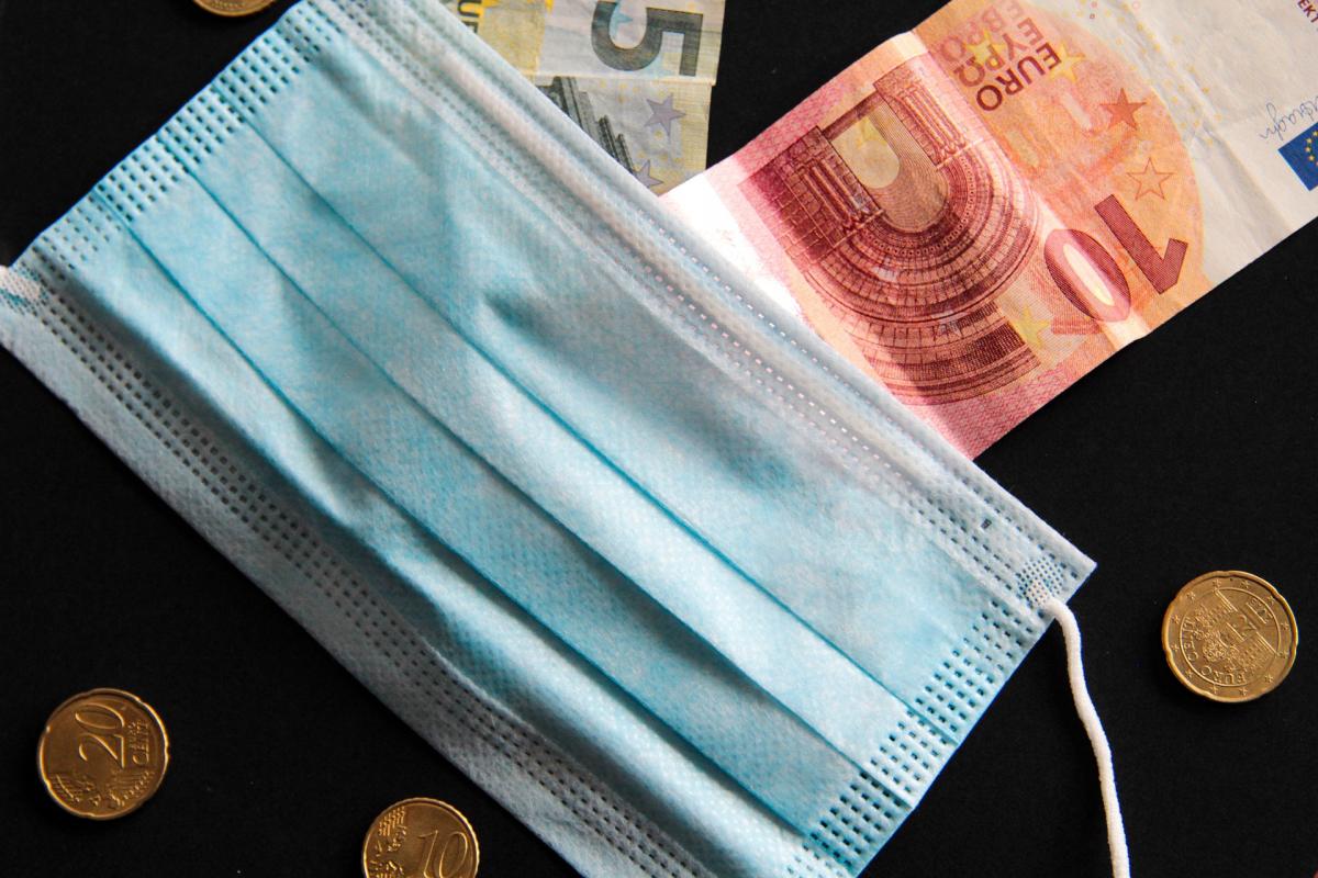 UE kupuje maseczki i kombinezony, ale Polska nie skorzysta
