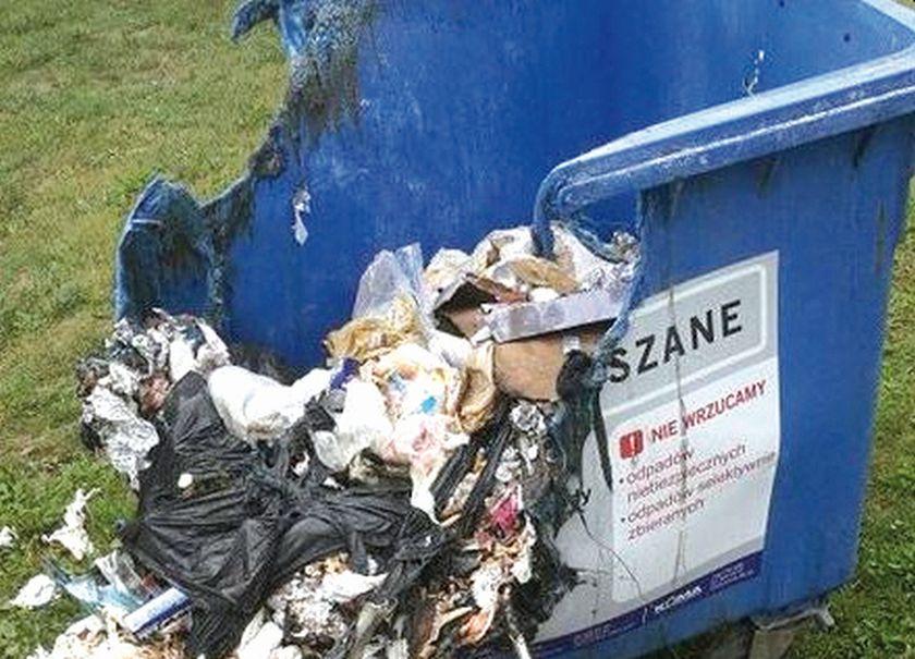 Chodził na spacery z psem  i... podpalał śmietniki