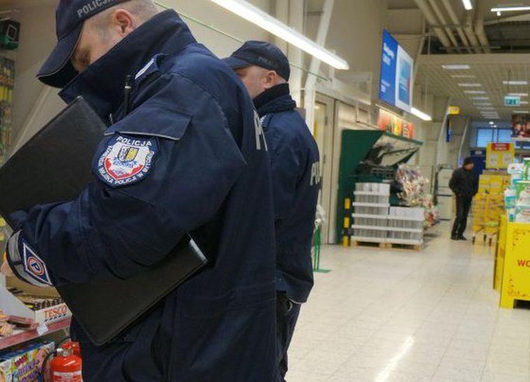 Z nożem do marketu. 24-Latek groził pracownikom ochrony