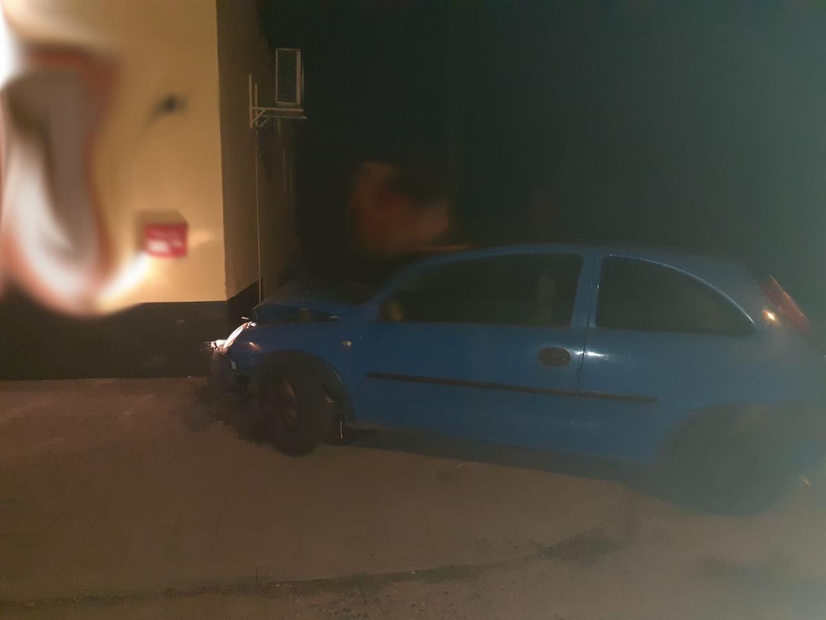 Pijana wjechała w dom Uciekała przed policją