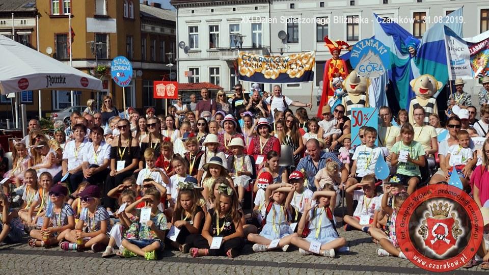 117 par bliźniaków  na zakończenie lata w Czarnkowie