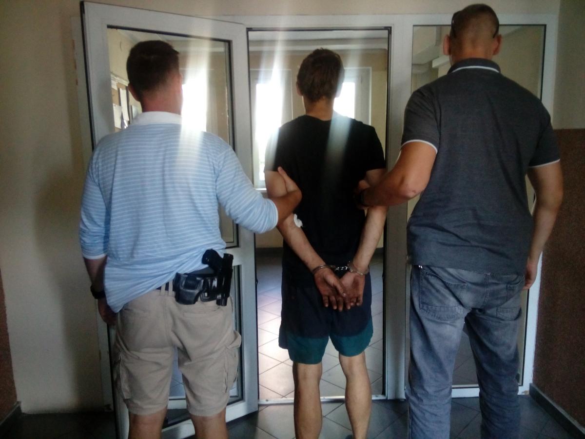 Nie zatrzymał się do kontroli.  Prawie przejechał policjanta