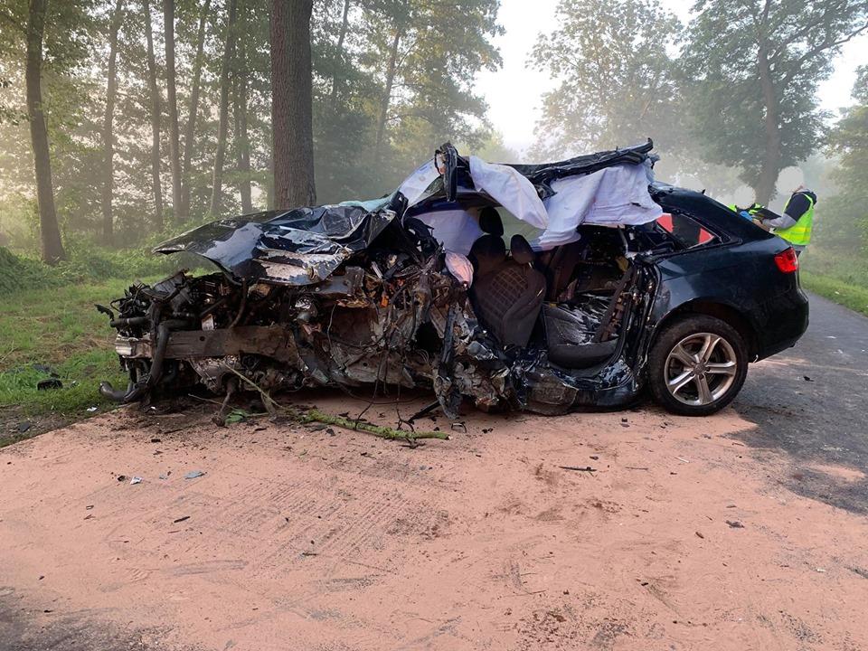 Tragiczny wypadek na drodze Szamocin - Białośliwie. Nie żyje 20-letni kierowca audi