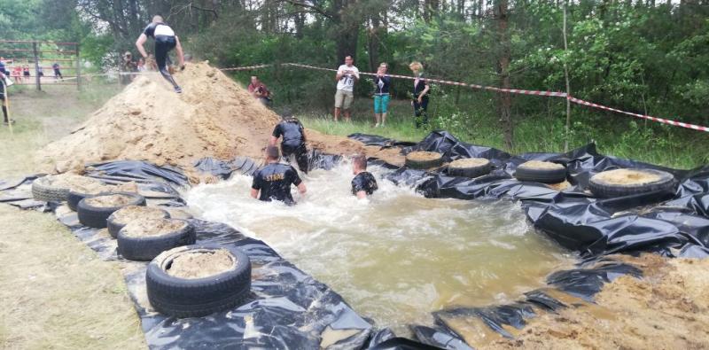 Miki Run: 700 osób pobiegło przez poligon dla Mikołaja