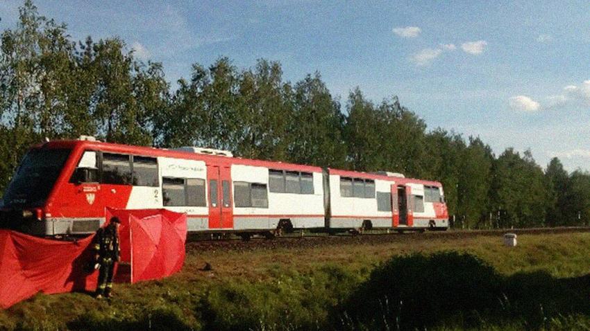 Samochód wjechał pod szynobus. Dwie osoby nie żyją