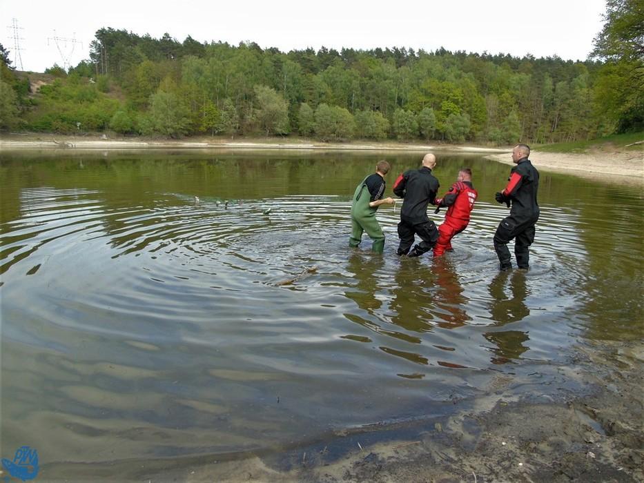 Kłusownicy uciekali w popłochu, porzucili sprzęt i samochód. Ale i tak wpadli.