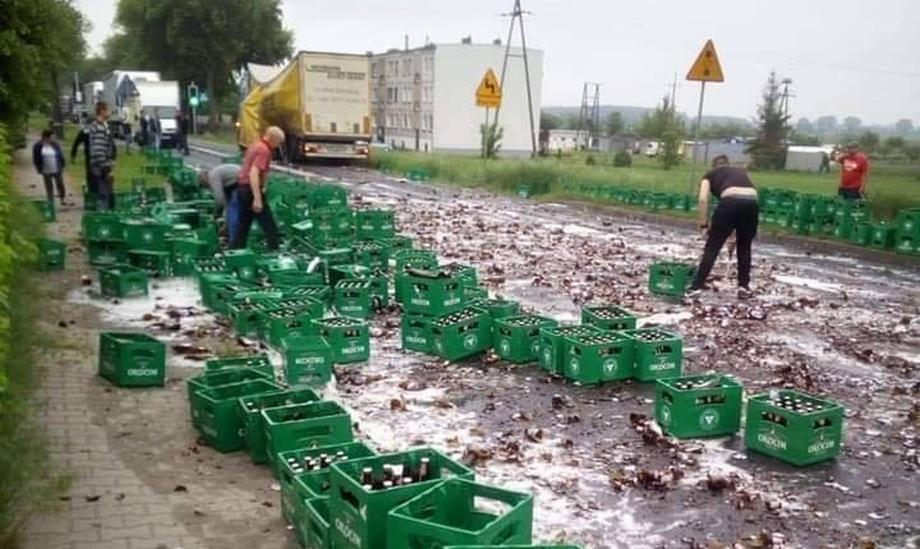 Kilka tysięcy butelek z piwem spadło z TIRa na drogę wojewódzką