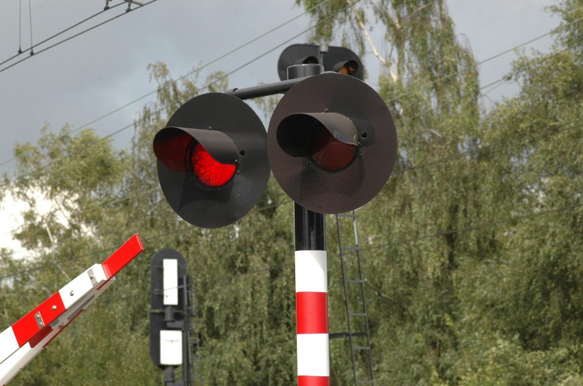 Policjanci utknęli na przejeździe kolejowym w Chodzieży. 