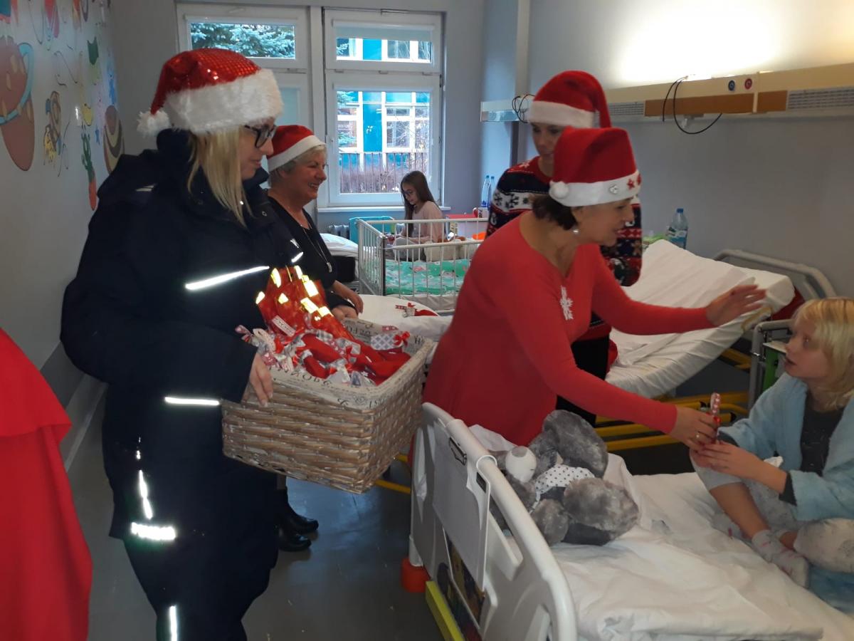 Mikołaje w mundurach odwiedzili szpital