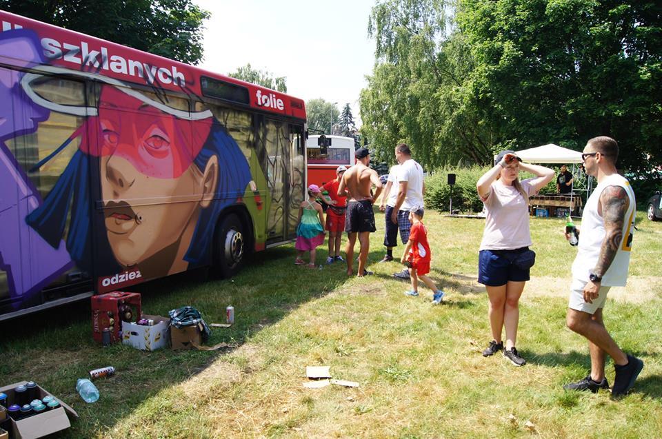 Pilski Festiwal Sztuki Ulicznej. Zobaczcie jak wyglądają autobusy, które trafiły w ręce grafficiarzy