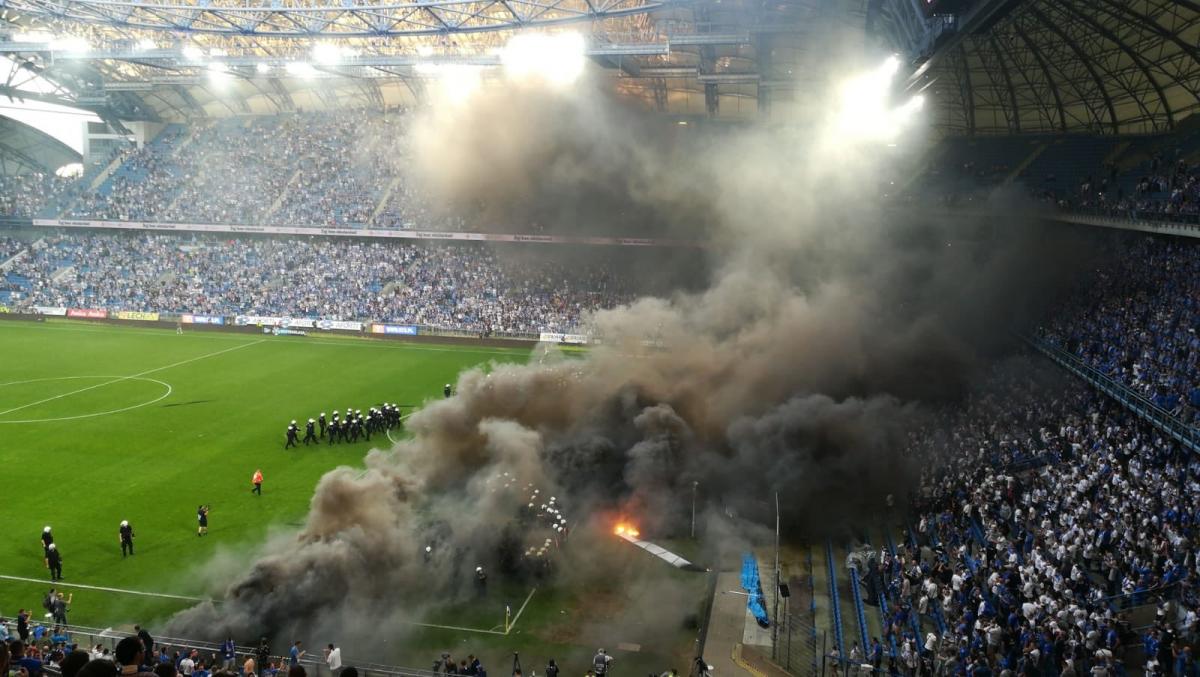 Po zadymie na stadionie Lecha policja zatrzymała kibiców ze Złotowa
