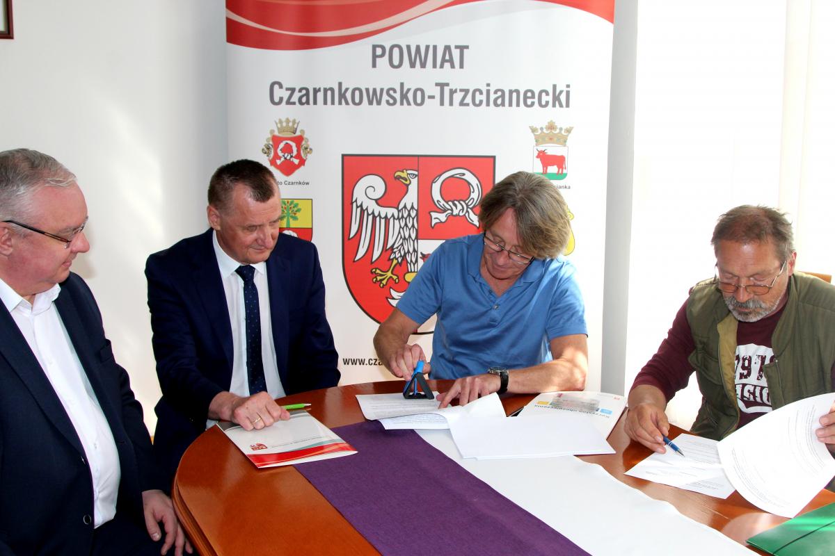 Boisko, siłownia i nowoczesna pracownia językowa dla „Samochodówki”